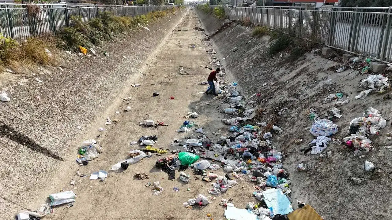 Adana’da Sulama Kanalları Çöp Yuvasına Dönüştü! Tepki Yağıyor 5